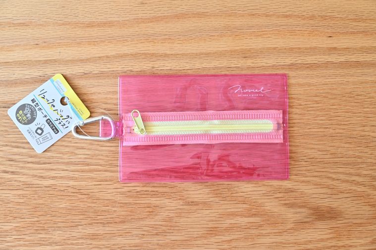中央にファスナーがついたピンク色のポーチ
