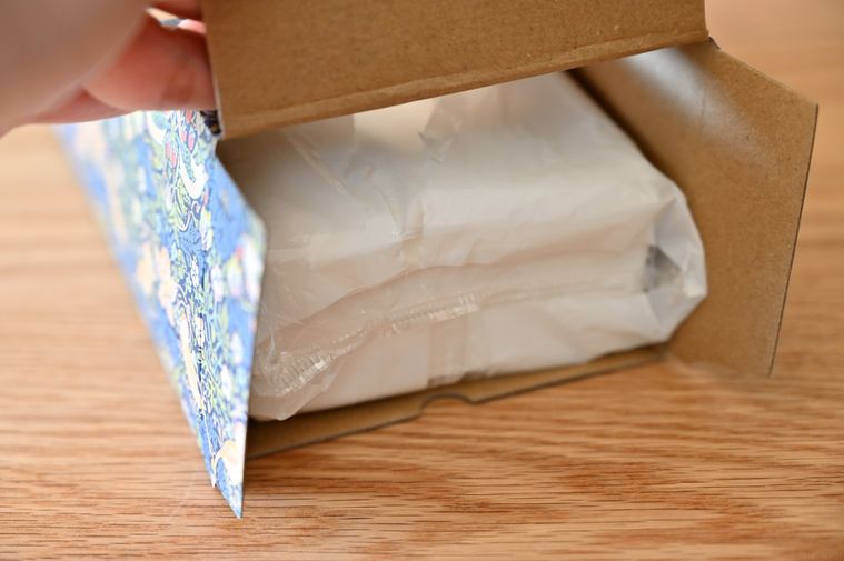 ティッシュケースにティッシュを入れている