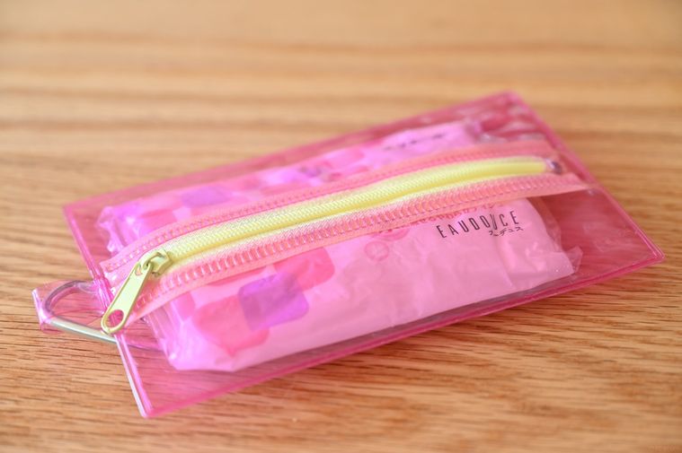 ピンクのポーチにポケットティッシュが入っている