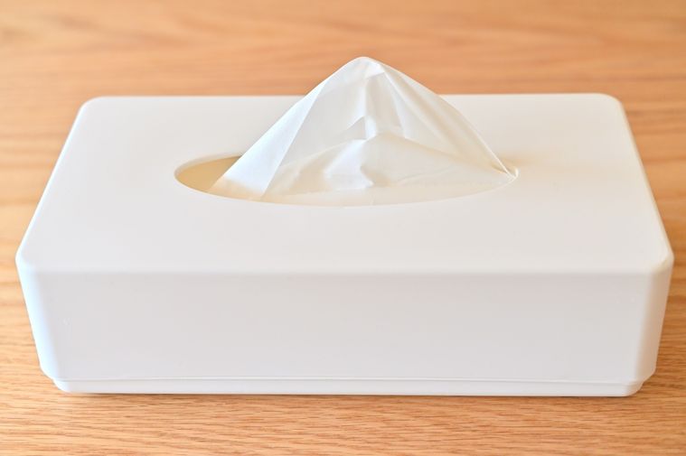 白いティッシュケースからティッシュが出ている