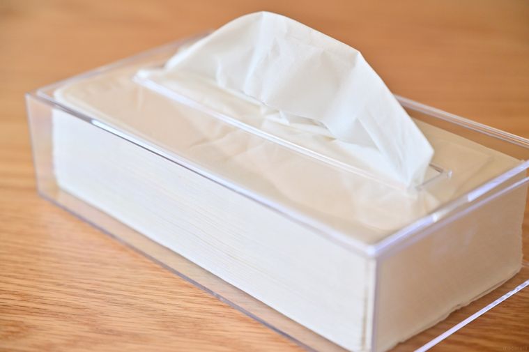 ティッシュのみをクリアティッシュケースに入れている