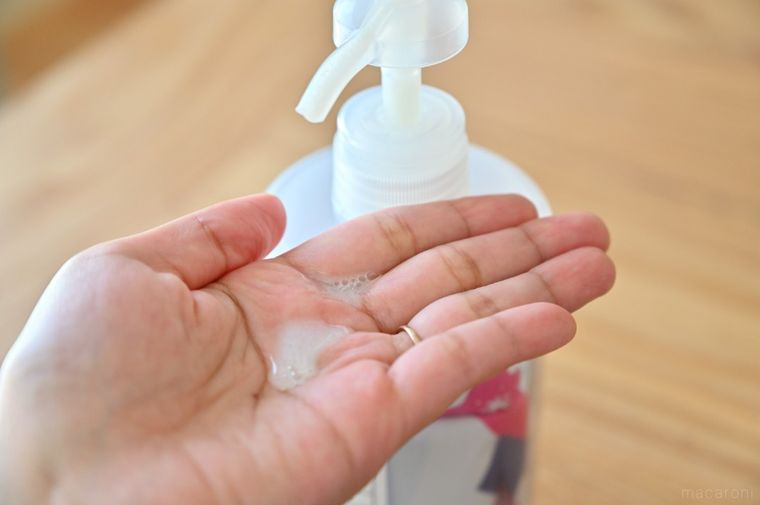 シャンプーボトルと手のひらに出た少量のシャンプー