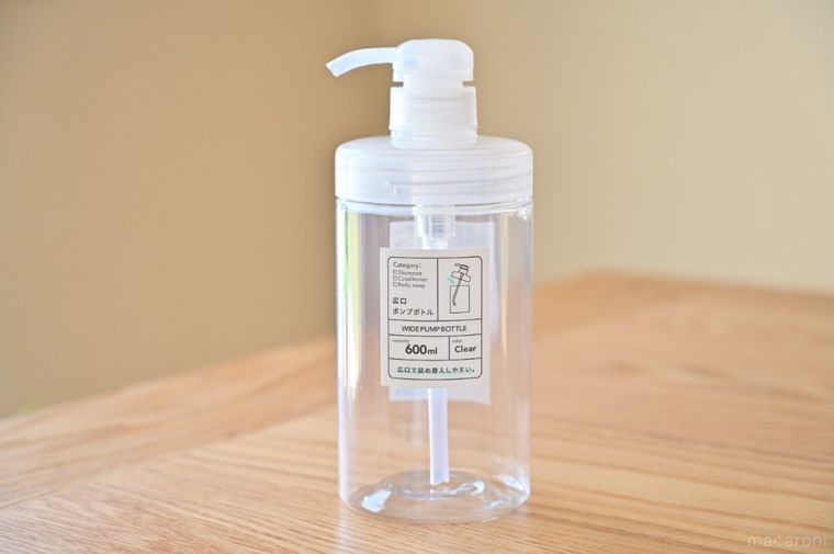 テーブルに置かれたセリア広口ポンプボトル