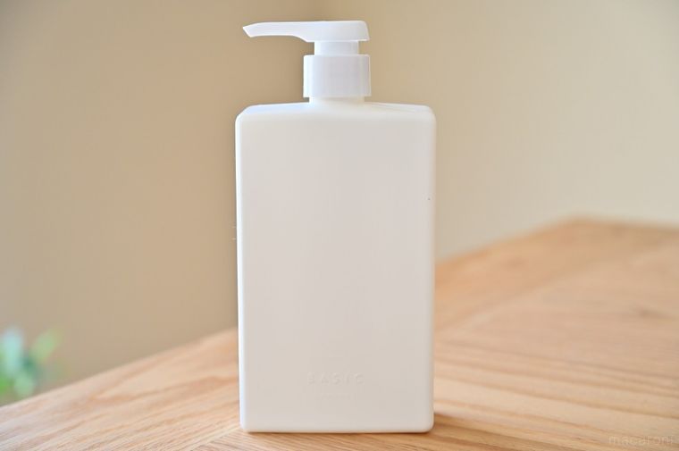 テーブルに置かれたセリアポンプボトル スクエア 500ml