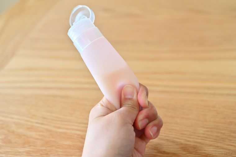 シリコンチューブをギュッと握っている