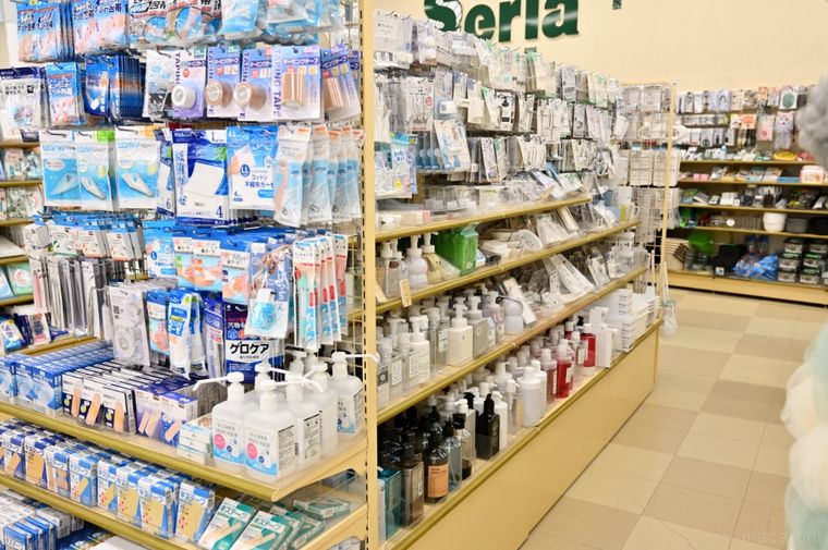 シャンプーボトルが並んでいるセリアの売り場