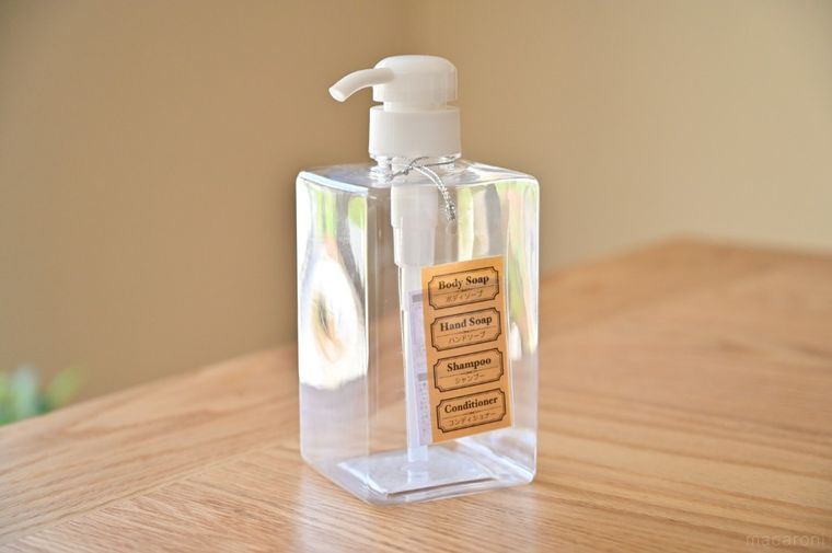 テーブルに置かれたセリアPETポンプボトル角型600ml