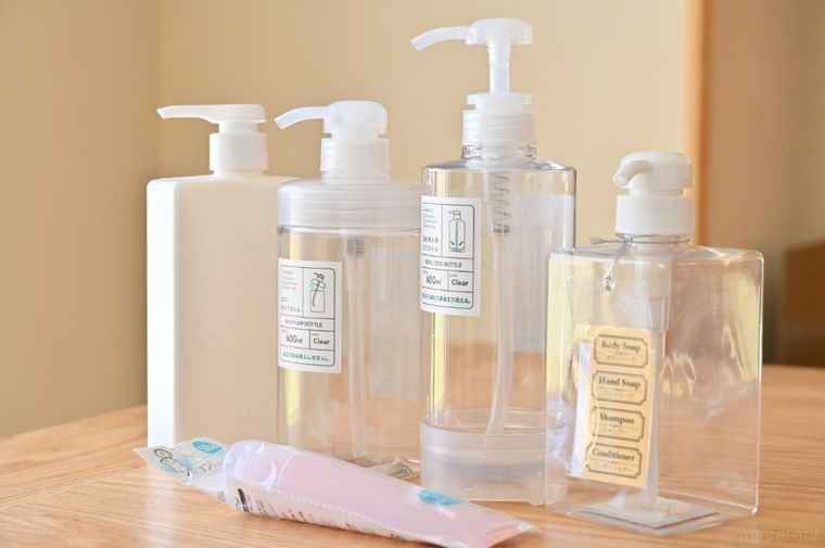 セリアのシャンプーボトル5種類を並べている