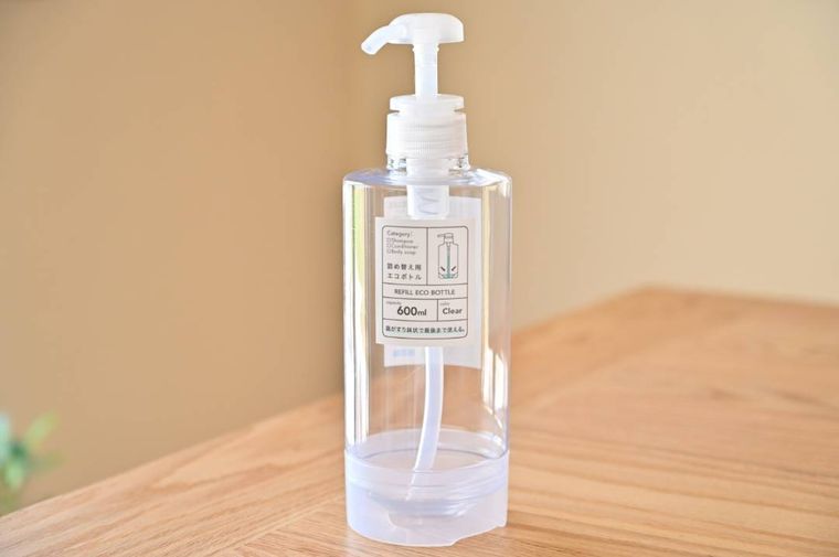 テーブルに置かれたセリア詰め替え用エコボトル