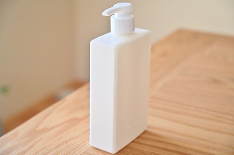 テーブルに置かれた薄型のシャンプーボトル