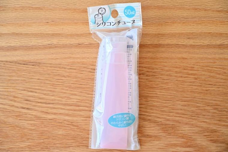 テーブルに置かれたセリアシリコンチューブ