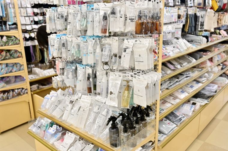 小さめの詰め替えボトルが並んでいるコーナー