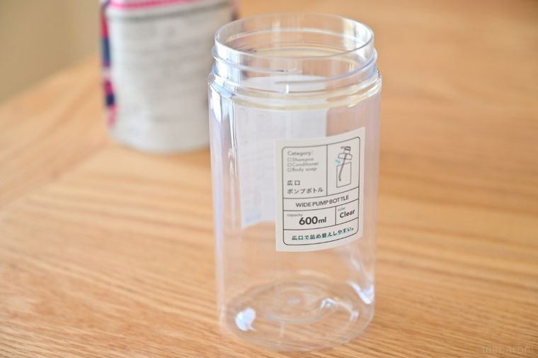 空のシャンプーボトル