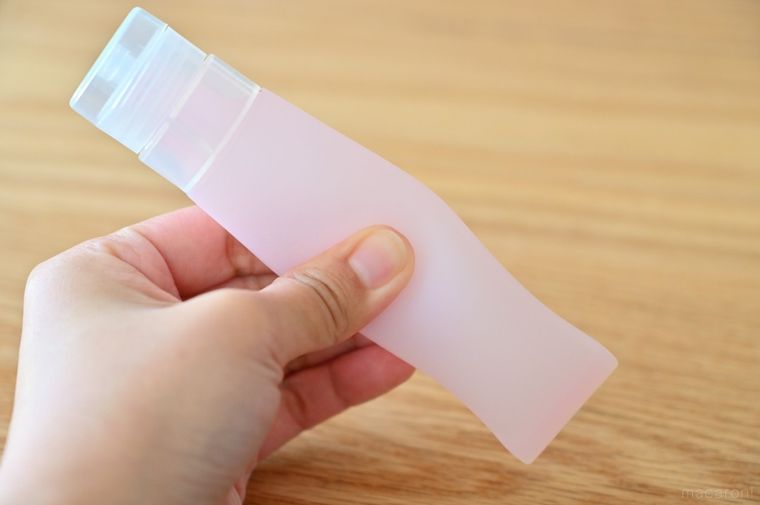 シリコンチューブを指で押している