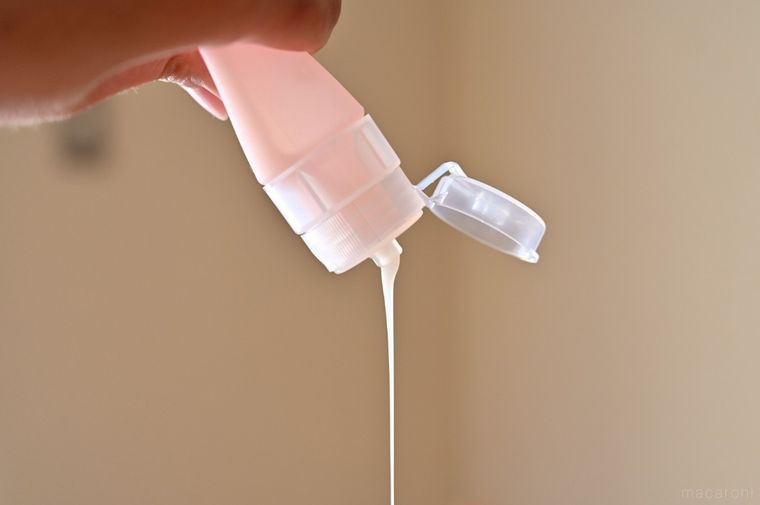 シリコンチューブからシャンプーが流れ出ている