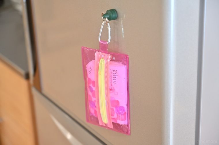 マグネットでティッシュケースを冷蔵庫にはりつけている