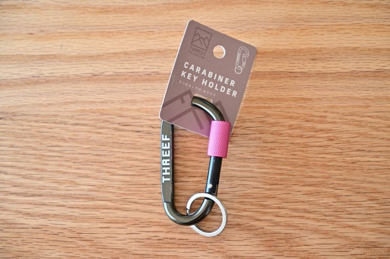 ピンクのロックがついた黒いカラビナ