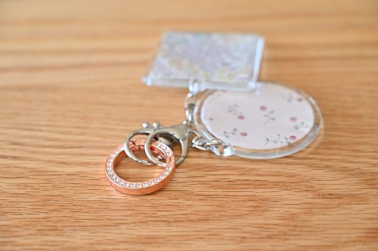 キラキラの丸型カラビナにふたつのキーホルダーをつけている