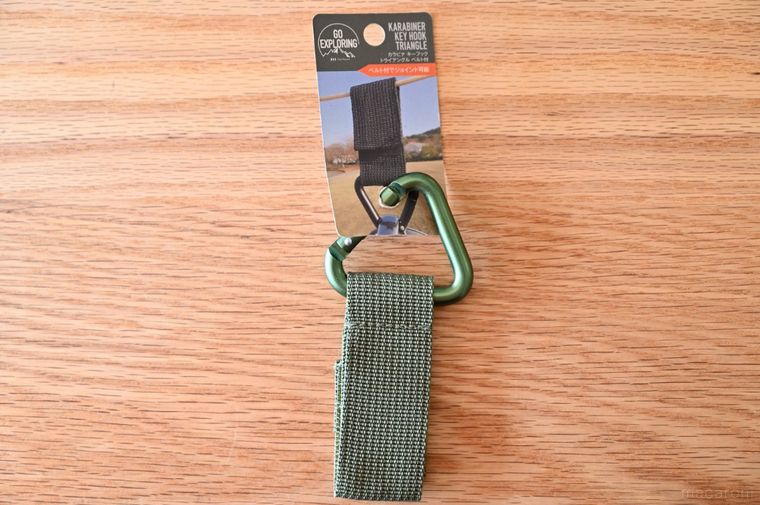 ベルトに三角形のカラビナがついたセリアの商品