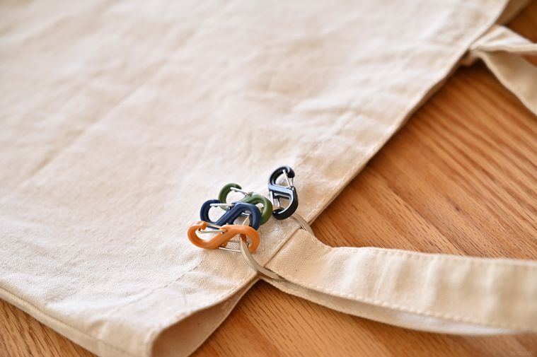 トートバッグに取り付けた4連のS字カラビナ