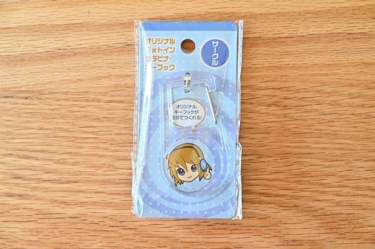 女の子のキャラクターが描かれたパッケージの透明カラビナ