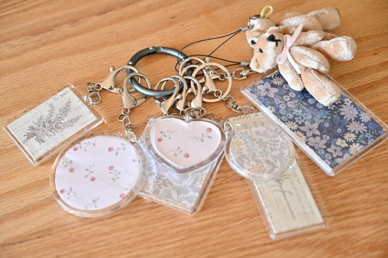 丸型カラビナに9個のキーホルダーがついている