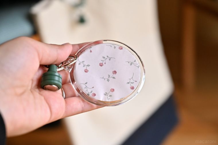 カラビナのマグネットをはずし、キーホルダーを手に持っている