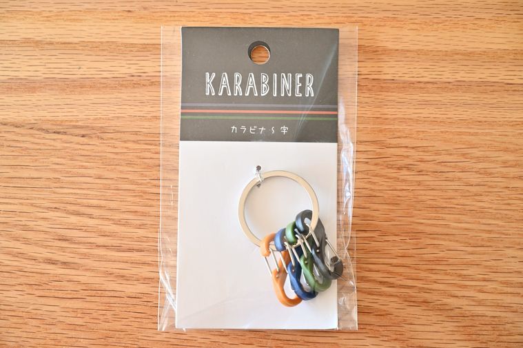 小さいS字カラビナが4個連なっている商品