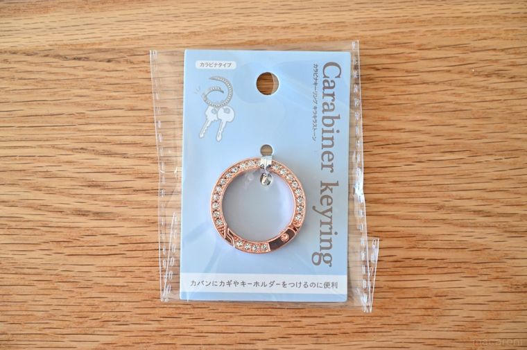 キラキラの飾りがついた丸型カラビナ