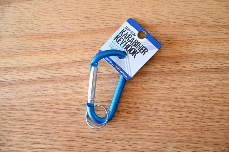 セリアにあるブルーの大きめカラビナ