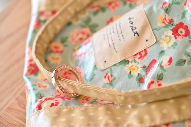 花柄のバッグにキラキラの丸型カラビナをつけている