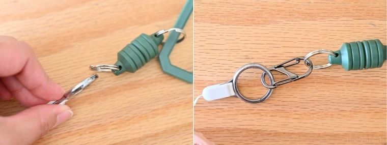 ふたつの小物をS字カラビナでつないでいる
