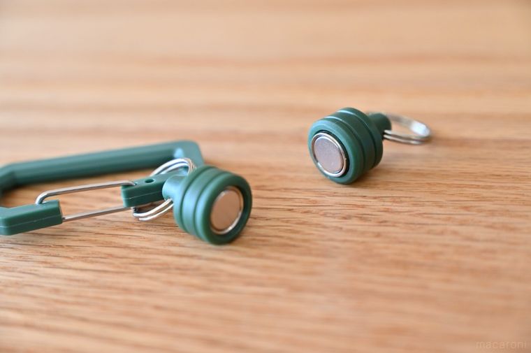 グリーンのカラビナについているマグネットを取った