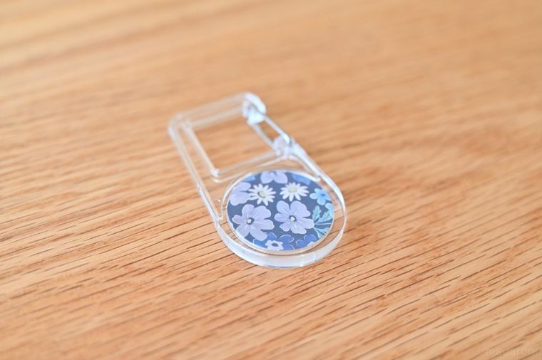 ブルーの花柄がついた透明のカラビナ
