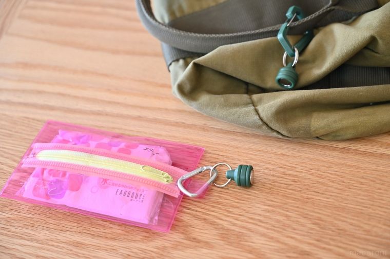 バッグから離れたピンクのティッシュケース