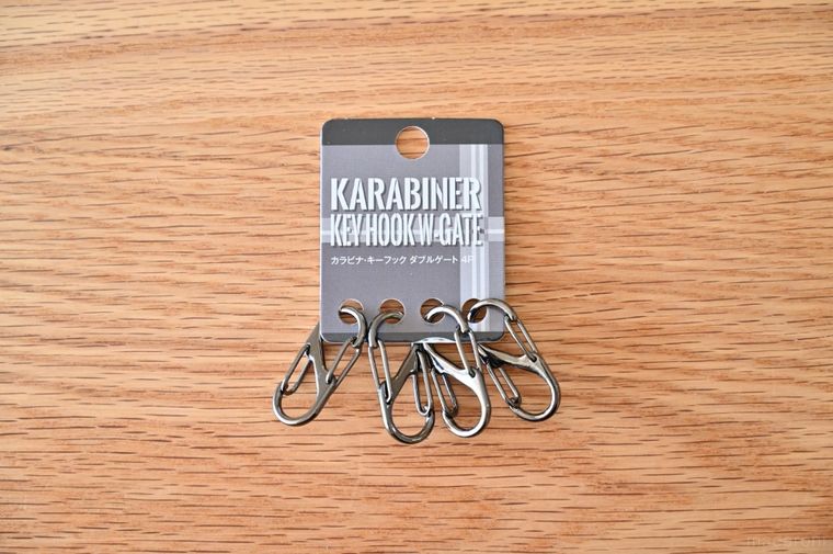 金属製のS字カラビナが4個ついている
