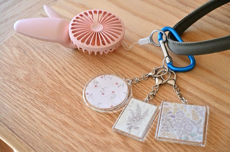 ブルーのカラビナにキーホルダーやハンディファンをつけている