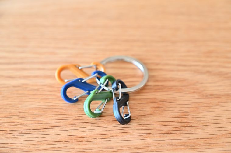 木のテーブルに置かれた4色のS字カラビナ