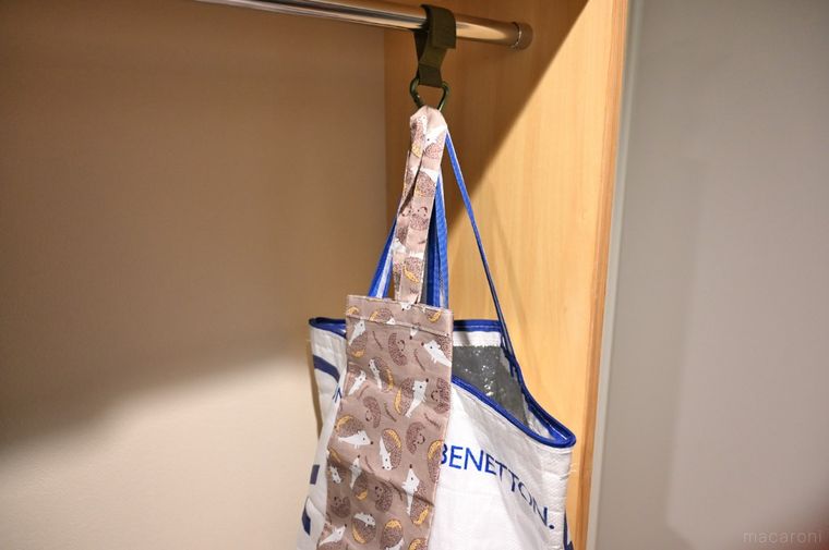 三角形のベルト付きカラビナにエコバッグを吊り下げている