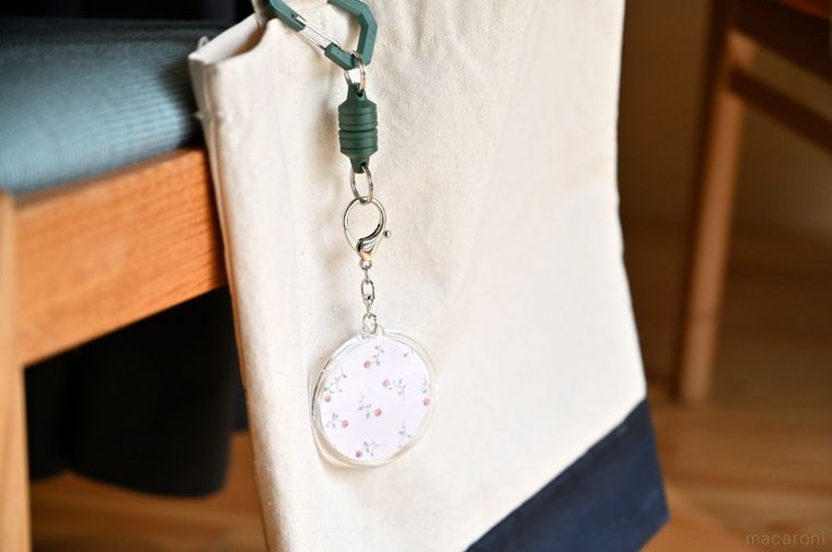 トートバッグにカラビナを通しキーホルダーをつけている