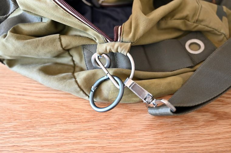 バッグのジョイント部に丸型カラビナを取り付けている