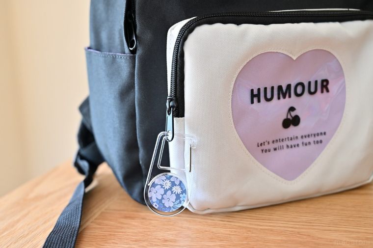 リュックの表ポケットについた花柄透明カラビナ