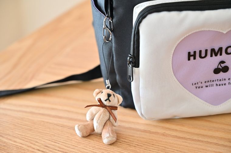 S字カラビナを使ってリュックにくまのキーホルダーをつけている