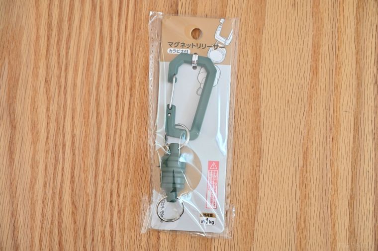 マグネット付きのグリーンカラビナ