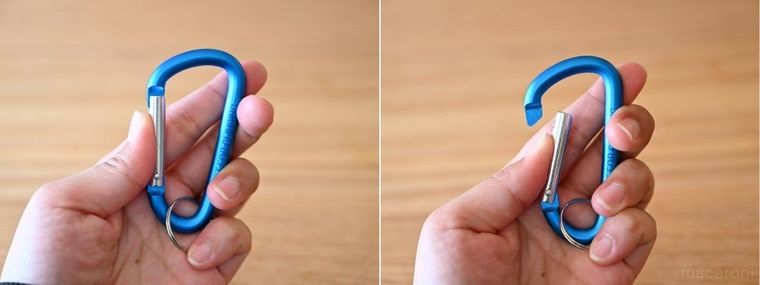 ブルーカラビナを手に持って開閉している