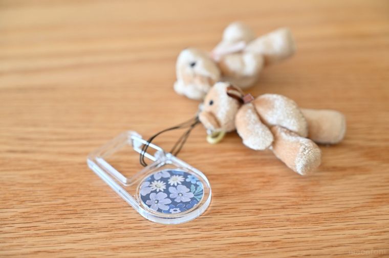 花柄カラビナにくまのキーホルダーがついている