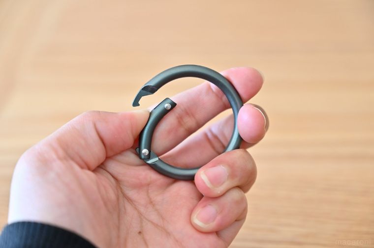 丸型カラビナの開閉部分を指で押している