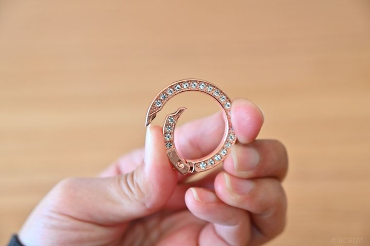 丸型カラビナの開閉部を親指で押している