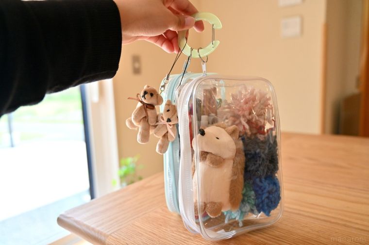 丸型カラビナにポーチやキーホルダーなどをたくさん取り付けている