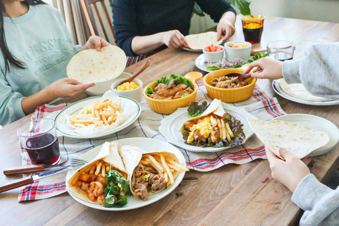 テーブルでトルティーヤを作っている様子